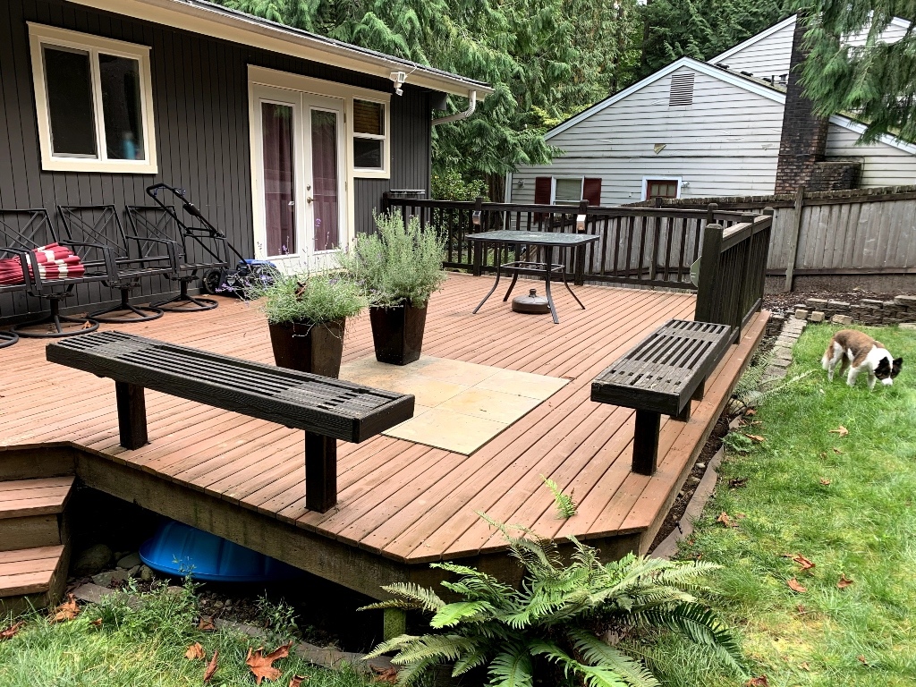 Composite deck with built-in bench seating, planters and an outdoor dining area