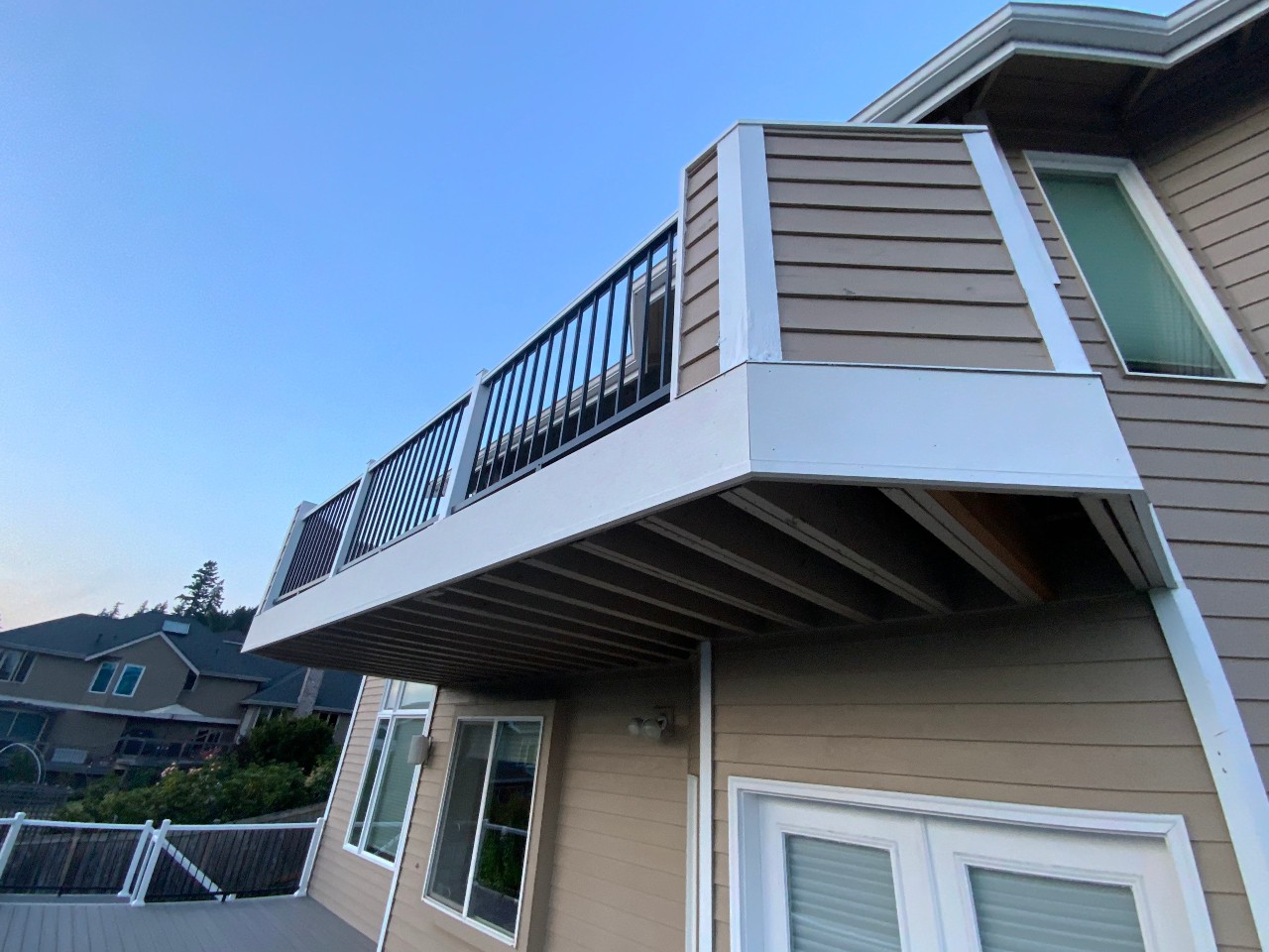 Cantilevered upper deck with composite skirting and black railing